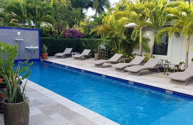 Weekly & Monthly- easy in/out: Large 1BR Villa w/Pool- Short Walk to Ave/Beaches