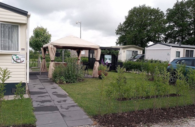 Weerribben Chalets Paasloo - Giethoorn Holiday chalet near the canals of Giethoorn (Dutch Venice) and National Park Weerribben - Wieden, beautiful nature and many animals such as the otter, kingfisher, roe deer, fox, buzzard, hawk and many others.