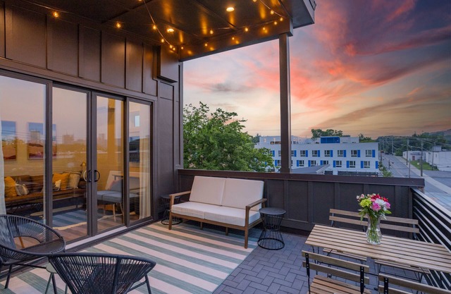 WeHo 3 Story Townhome 1 of 4 w/Rooftop Deck WALKABLE! 8 mins drive to BRDWY!