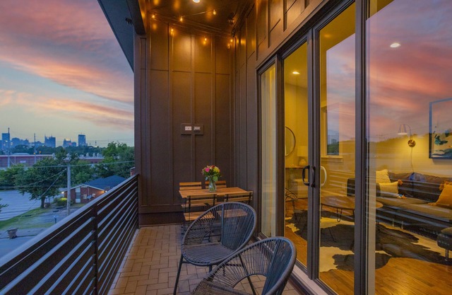 WeHo 3 Story Townhome 2 of 4 w/Balcony WALKABLE! 8 mins drive to BRDWY!