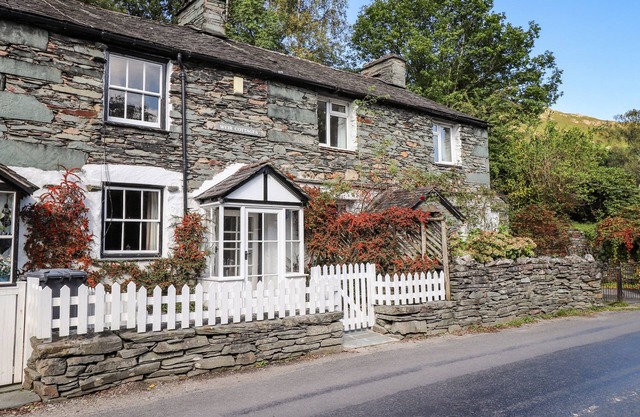 WEIR COTTAGE, pet friendly, with open fire in Chapel Stile