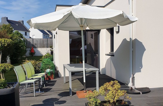 WELCOME Modern, recent, upscale house close to the sea.