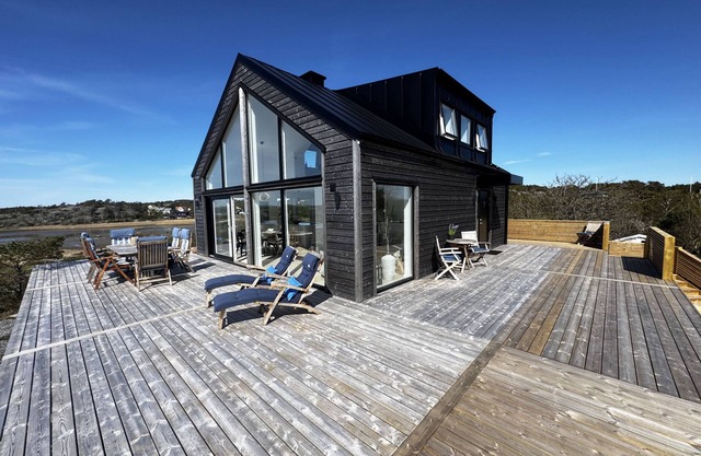 Welcome to a charming holiday home in Västra Frölunda |SE08083