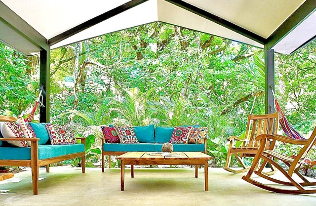 Welcome to Jingle Jangle Jungle - Casa Derecha - Steps to town and beaches