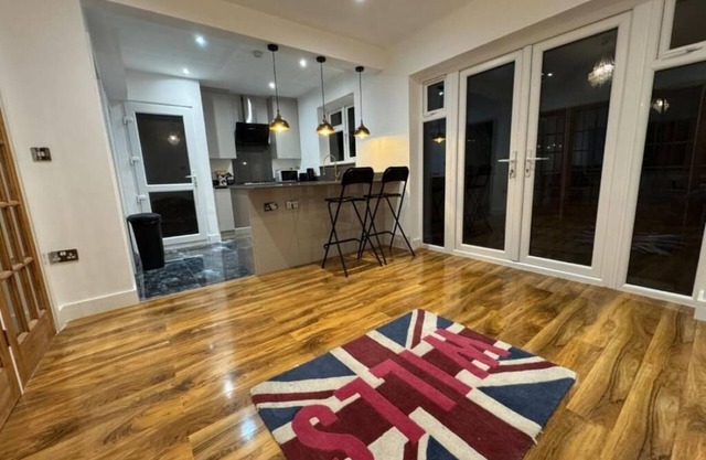 Welcome to Our Stunning Family Home in Coulsdon