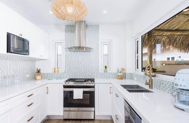 Welcome to The Ocean Pearl! PRIVATE, POOL, HUGE BACKYARD, NEAR EAGLE BEACH.