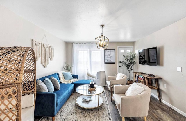 Welcome to The Steele Magnolia! Completely renovated 2 bed/1ba plus bonus pull out futon couch