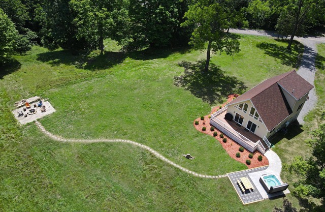 Welcome to Twin Creeks. Private Chalet with hot tub - 9 minute to Bristol Mtn!