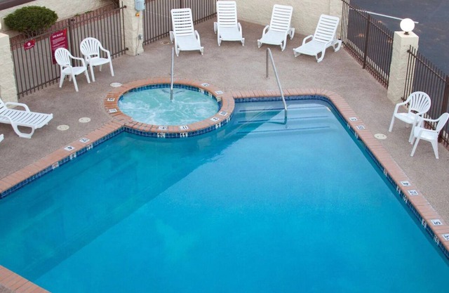 Welcome to Paradise! 2 Relaxing Units with Free Parking! Outdoor Pool, Hot Tub