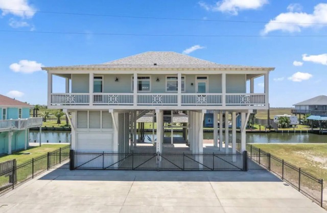 Welcome to your waterfront bliss!