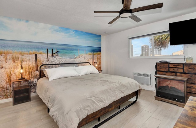Welcome to your cozy retreat in Daytona Shores, just steps from the Atlantic Ocean. Perfect for solo travelers or couples, this comfy motel studio offers easy beach access and is surrounded by great local restaurants and cafés.