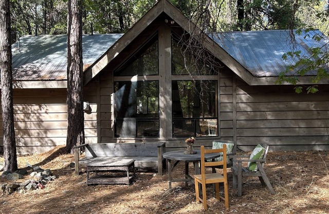 Welcoming 1-bedroom cabin in Taylorsville