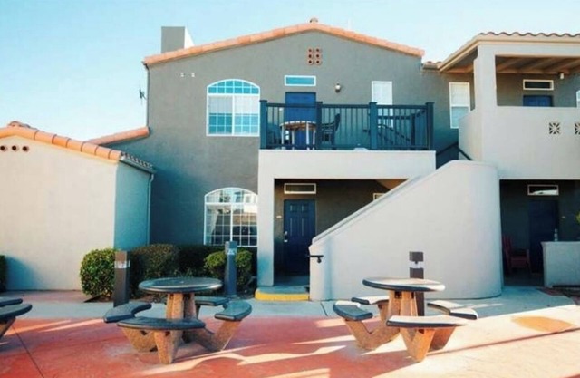 Welcoming 1-bedroom condo one block from the beach