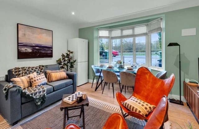 Welcoming 3 BR Apt in the East