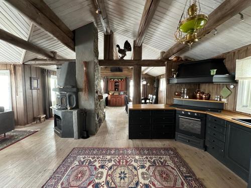 Welcoming Cabin with Fireplace & Modern Kitchen