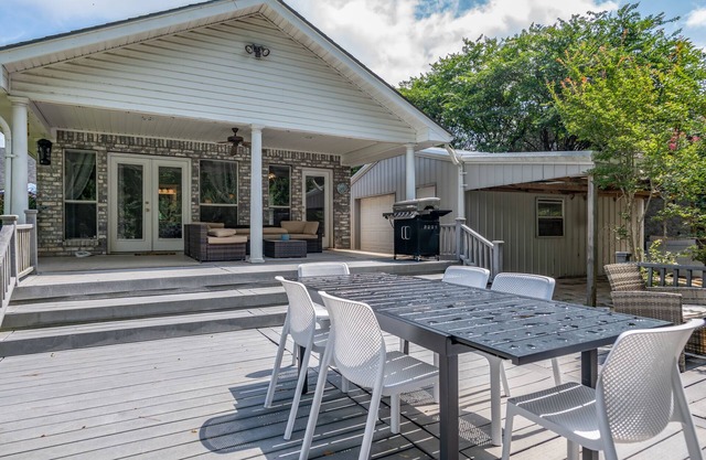 Well Appointed Lake Front Ranch that Sleeps 10