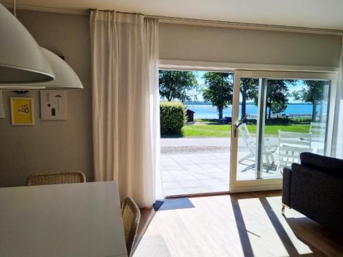 Well-equipped holiday home with a view of Lake Asnen in Hulevik, Lonashult