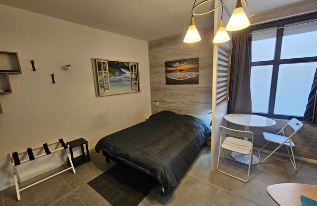 Well-equipped studio near the sea