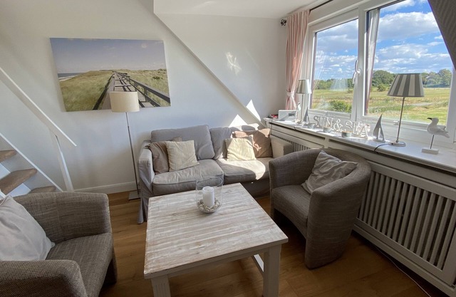Well-kept, bright apartment with a view of the fields of Morsum in a quiet location