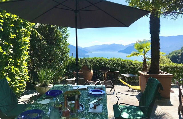 Well-kept vacation home with large garden terrace and wonderful lake view