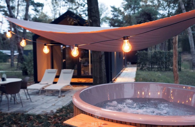 Wellness Lodge with hot tub in the woods on the Sallandse Heuvelrug