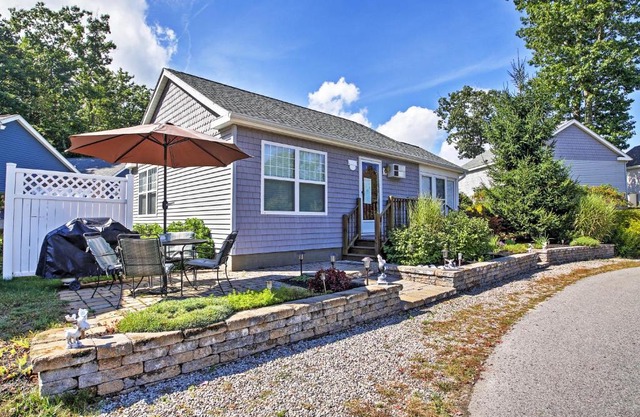 Wells Beach Cottage with Pool Access about 1 Mi to Coast