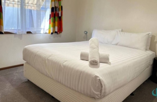 Wemberley Lakehouse- Absolute waterfront and pool