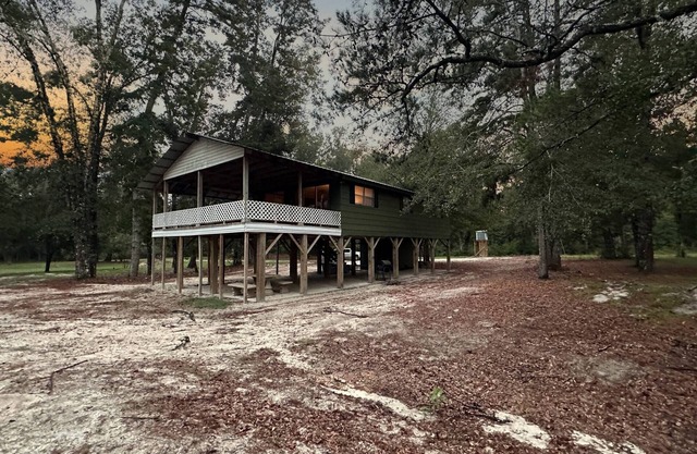 Wendell’s Place on Red Creek - Uncle Ralph’s Cabin Rentals - PRIVATE BEACH