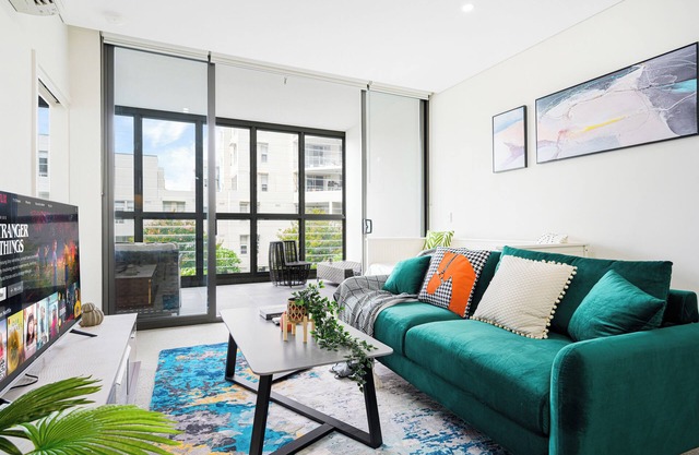 Wentworth Point Modern 2Br with large belconyn