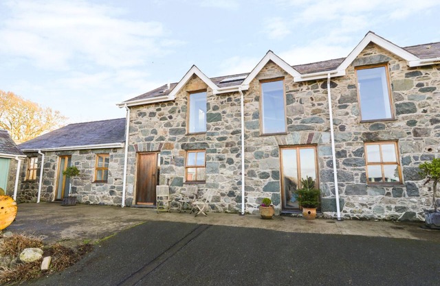 WERN OLAU COTTAGE, family friendly, with hot tub in Groeslon