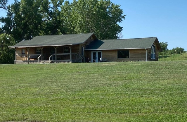 West Cabin Peaceful and roomy cabin in private rural setting. 2 bed 2 bath