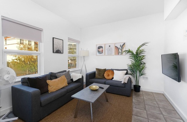 West Ealing Serviced Apartment A - 2 Bedroom 2 Bath Parking Near Station