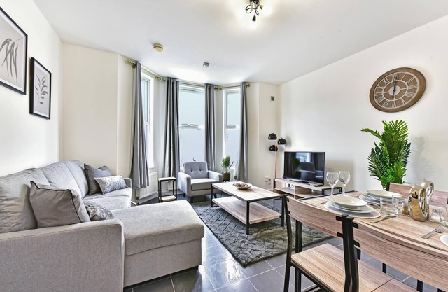 West Ealing Serviced Apartment B - 2 Bedroom 2 Bath Parking Near Station