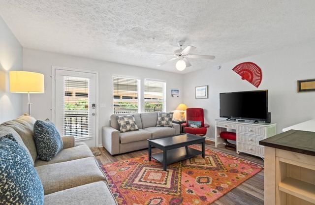 West End Gem | Walk to the Beach | Pool | Sleeps 4
