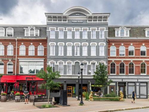 West Market Square, Coffee Shop, Fast Wifi, Downtown Room # 103