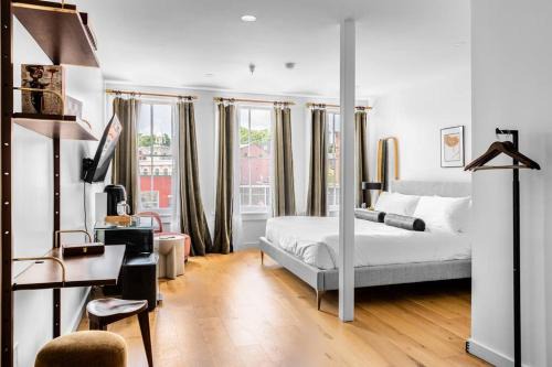 West Market Square View, Historic Hotel DTWN, King Bed, Room # 401