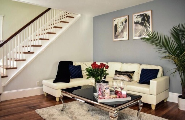 West Roxbury Retreat–Near Downtown Boston, Steps to Train & Bus,member only deal