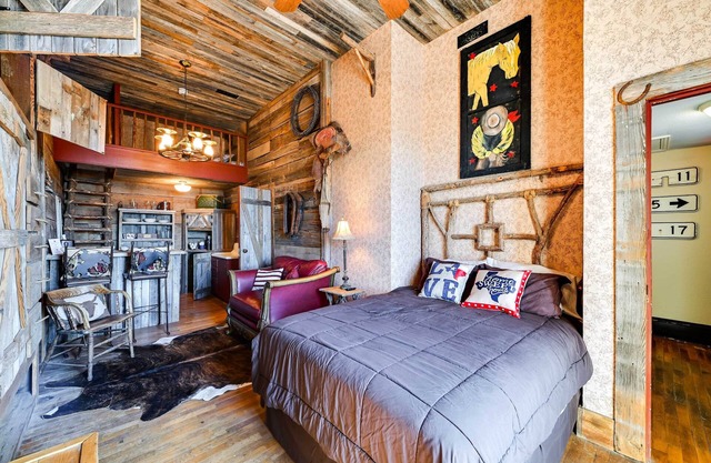 Western-Themed Decatur Studio on Main Street!