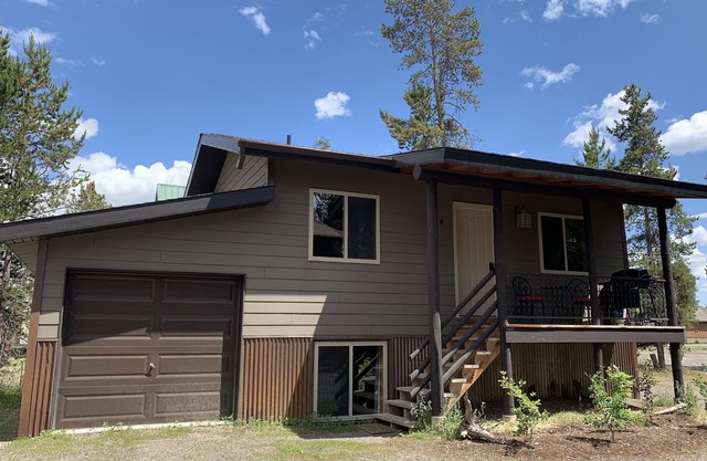 Western themed Cabin in Quiet neighborhood - 1 mile to Yellowstone Park!