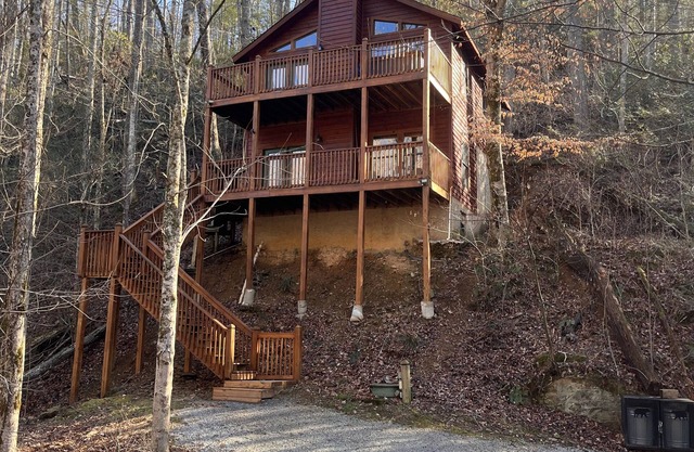 Whispering Creek. Your Perfectly Located Smoky Mountain Cabin Experience.