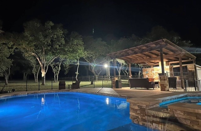 Whispering Oaks Estate: Pool/Spa/Fire Pit/10 Acres