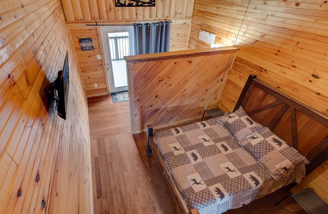 Whispering Pine Cabin Unit 2 RRG PET FRIENDLY