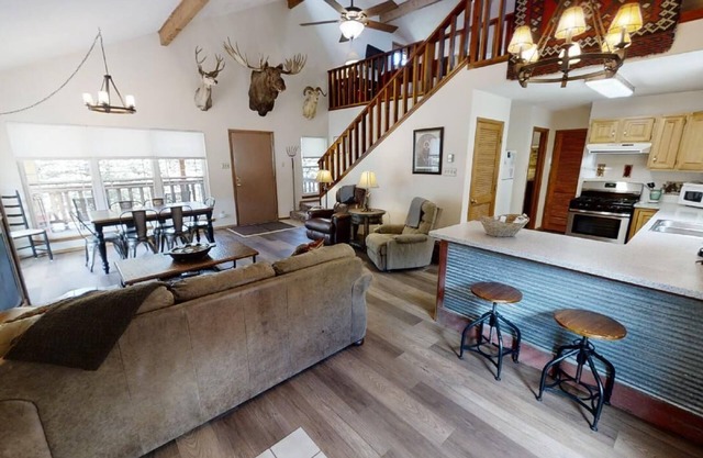 Whispering Pines - ON THE RIVER! Very Nice Decor and Furnishings - Spacious Slee