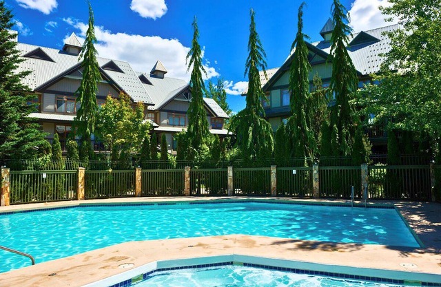 Whistler Village Townhouse–2BD/2BA Walk to Lifts, w/Pool, HotTub + Free Parking