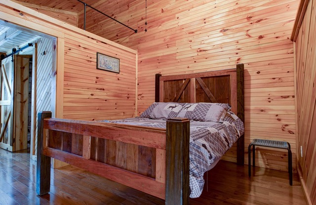 Whistling Wind Cabin Unit 3 in RRG Pet Friendly
