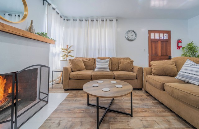 White Heaven House 3-bedroom house with AC, WiFi in Enchanting Compton