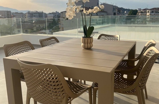 WHITE LUXURY APARTMENT