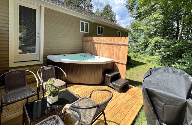 White Mountains Modern Cabin W/Private Hot tub! Hike,Ski,Relax Retreat