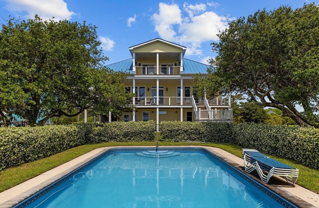 White Rock-Soundfront Home with Pool