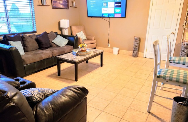 White Sands Oasis: "The Sleepy Oasis HQ, Pet Paradise, & Tealight Nights!"